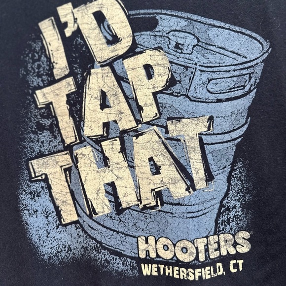 Vintage Hooters “I’d Tap That” Mens Large Blue Distressed Keg Graphic Tee. - Picture 9 of 9